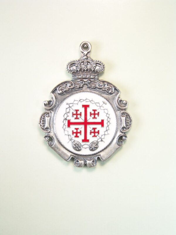 MEDALLAS RELIGIOSAS ESMALTES A COLOR "CRUZ DE JERUSALEN Y CORONA DE ESPINAS CON ORLA RELIEVE TIMBRADA DE CORONA REAL CON ESMALTES A DOS COLORES"