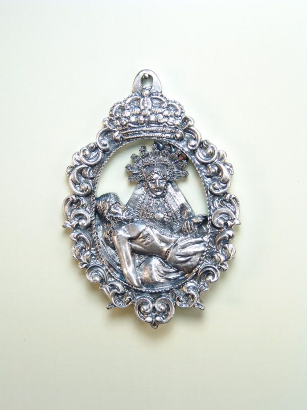 MEDALLAS RELIGIOSAS IMÁGENES RELIEVE "NTRA. SRA. DE LAS ANGUSTIAS MEDIO CUERPO ORLA BARROCA 70 MM"