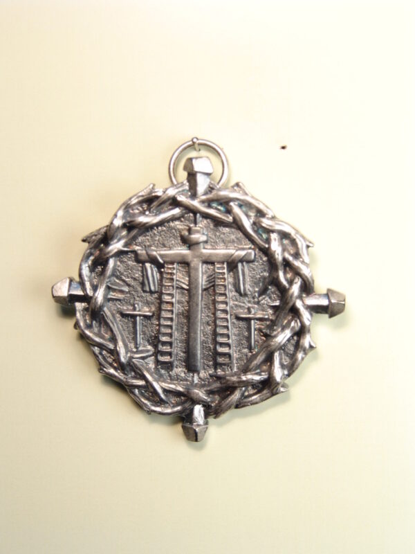 MEDALLAS RELIGIOSAS HERÁLDICAS RELIEVE "SANTA CRUZ CON ESCALAS ORLADO CON CORONA DE ESPINAS Y CLAVOS 60 MM"