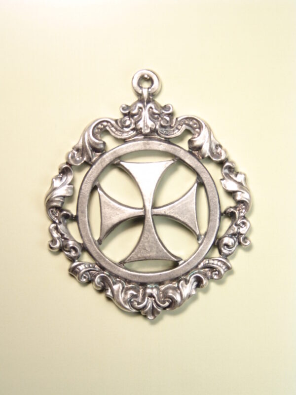 MEDALLAS RELIGIOSAS HERÁLDICAS RELIEVE "CRUZ DE MALTA MACIZA SOBRE ORLA BARROCA CALADA 70 MM"