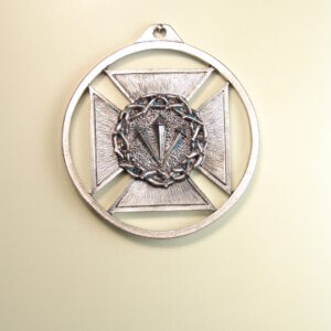 MEDALLAS RELIGIOSAS HERÁLDICAS RELIEVE "CRUZ DE MALTA CON CORONA DE ESPINAS Y CLAVOS DE CRISTO CON ARO CIRCULAR CALADO 60 MM"